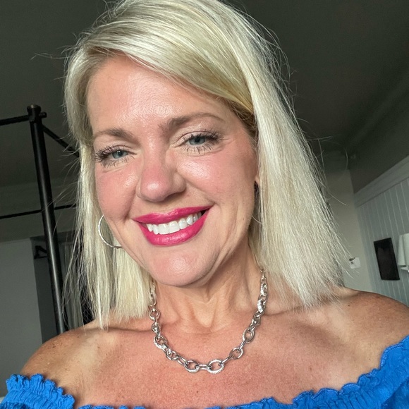 Meet your Posher, Stefanie - Picture 2 of 2